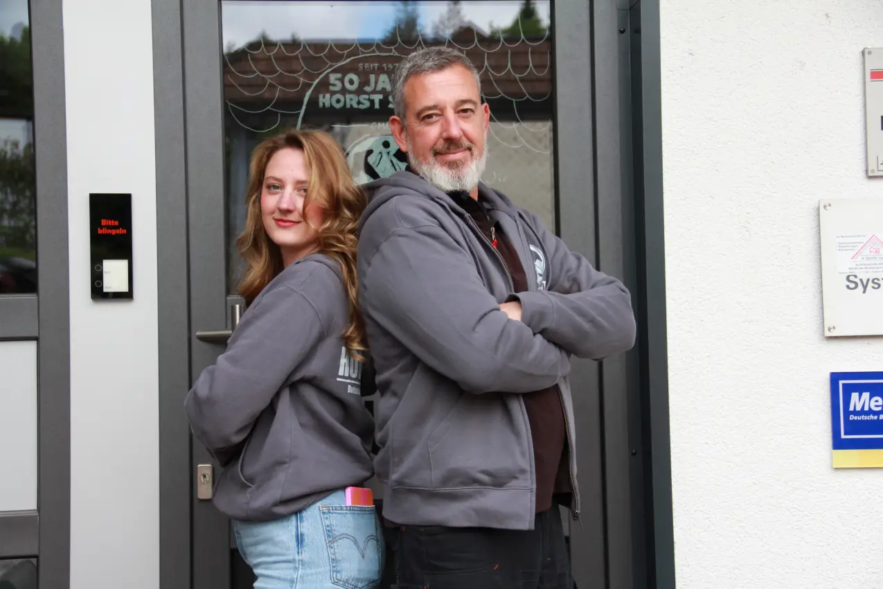 Michael und Jana Sehte gemeinsam vor dem Firmengebäude
