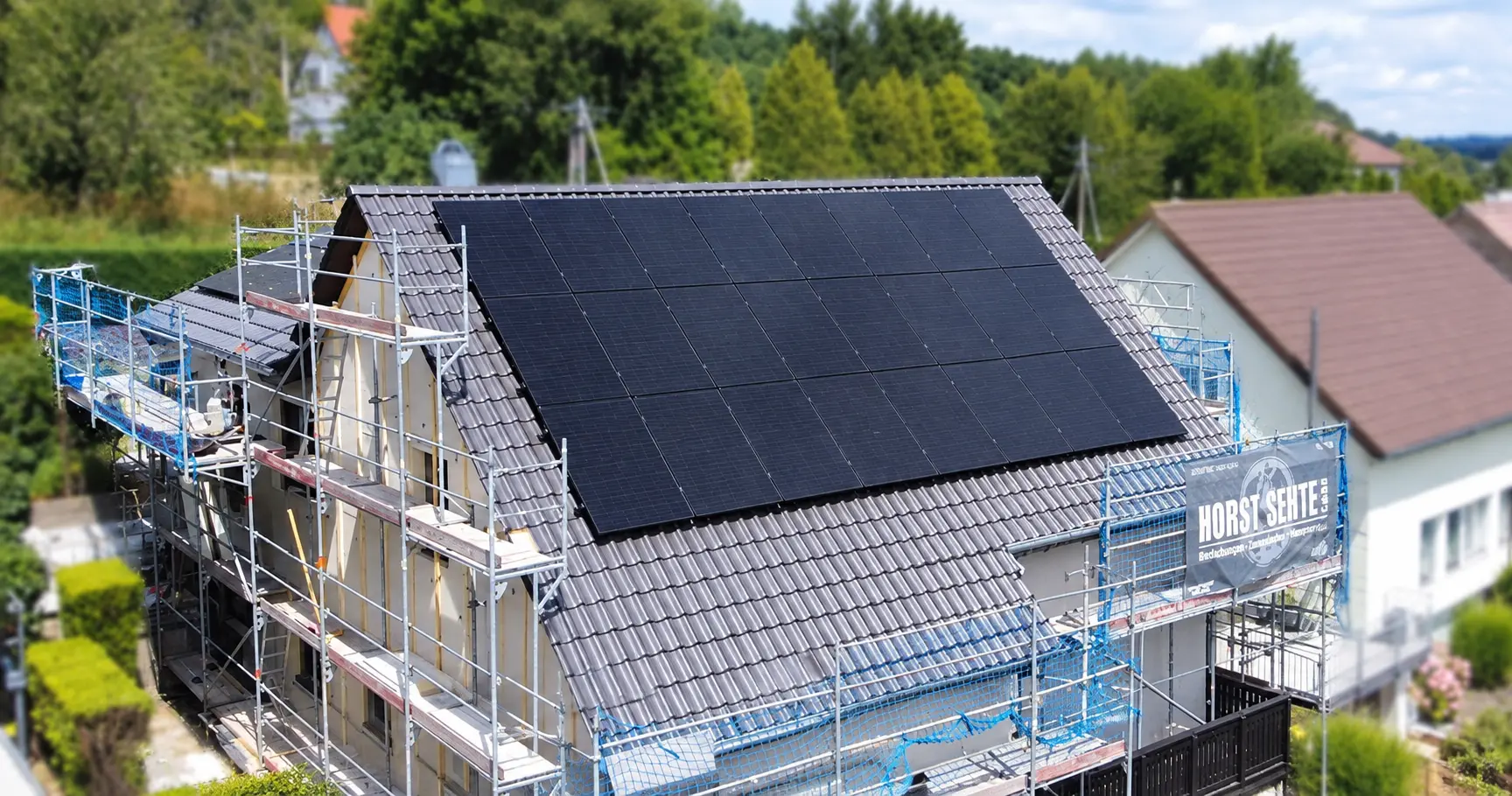 Photovoltaik-Montage auf einem frisch eingedeckten Dach