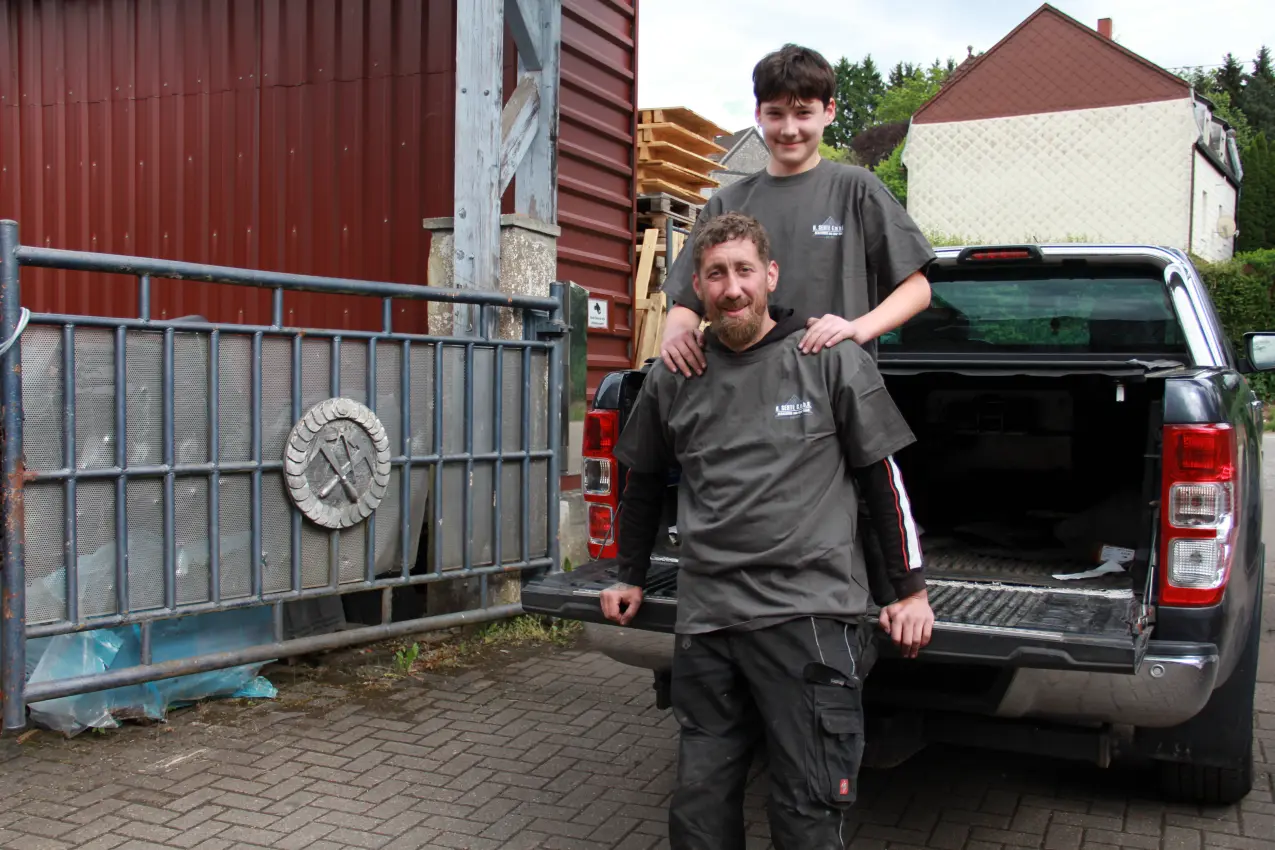 Tobias Keip mit seinem Sohn und Praktikant Philip Biel